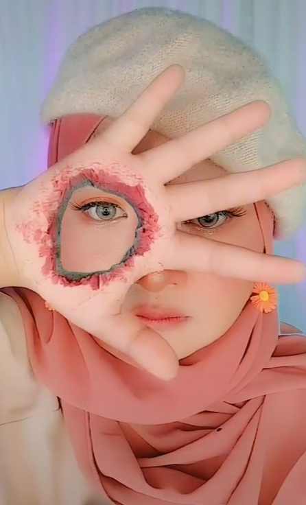 TikTokers Bikin Konten Tangan Bolong