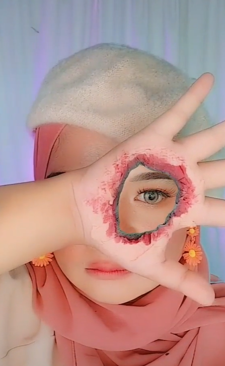 TikTokers Bikin Konten Tangan Bolong