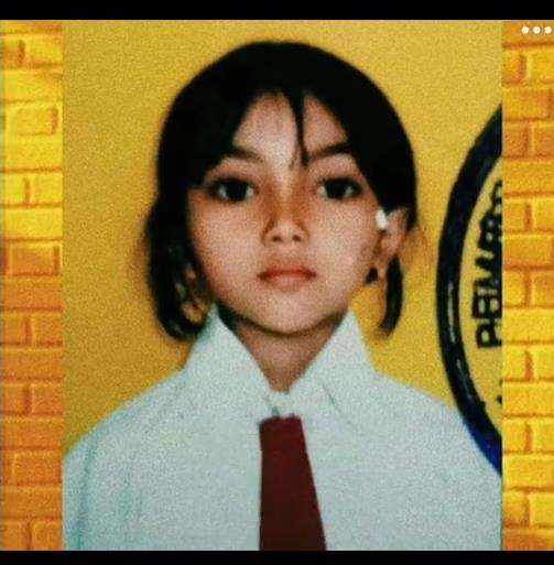 Kisah gadis non-muslim sejak kecil sekolah di yayasan Islam.