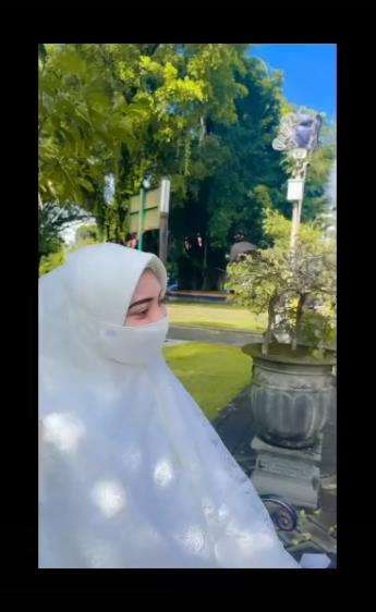 Kisah gadis non-muslim sejak kecil sekolah di yayasan Islam.