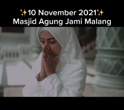 Kisah gadis non-muslim sejak kecil sekolah di yayasan Islam.