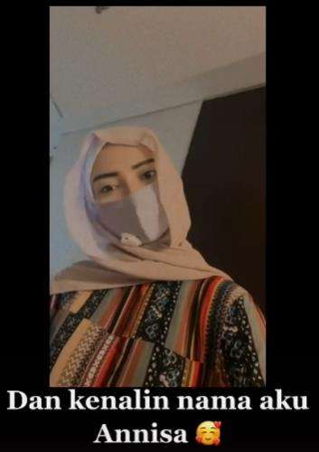 Kisah gadis non-muslim sejak kecil sekolah di yayasan Islam.