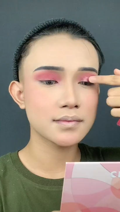 Menggunakan Eyeshadow
