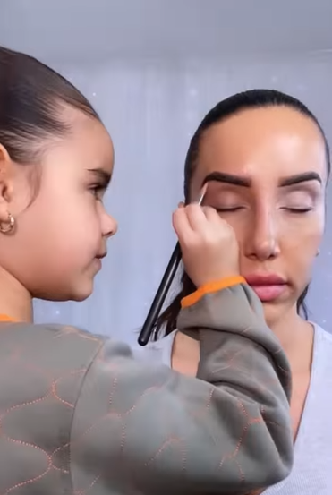 Anak Usia 5 Tahun Merias Ibunya Mirip Rihanna