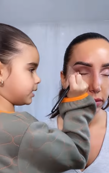 Anak Usia 5 Tahun Merias Ibunya Mirip Rihanna