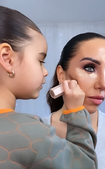 Anak Usia 5 Tahun Merias Ibunya Mirip Rihanna