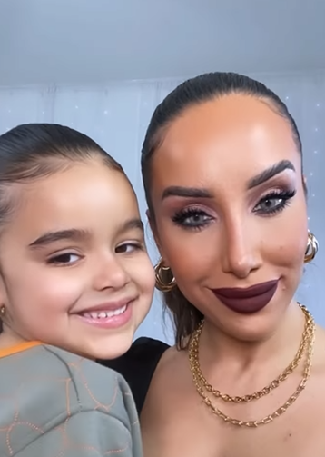 Anak Usia 5 Tahun Merias Ibunya Mirip Rihanna