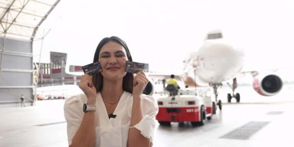 Luna Maya memperlihatkan kartu kredit co-brand BNI-Batik Air (