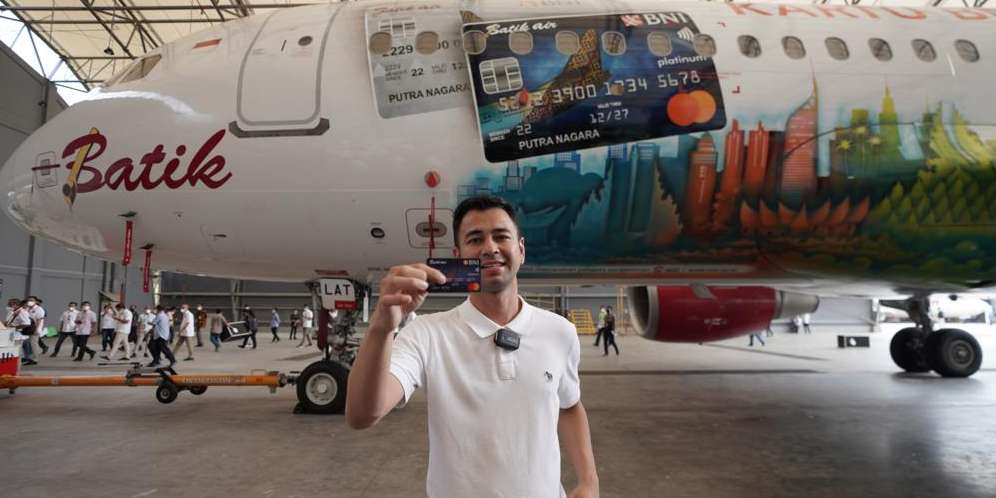 Raffi Ahmad memperlihatkan kartu kredit co-brand BNI dan Batik Air (Foto: BNI)