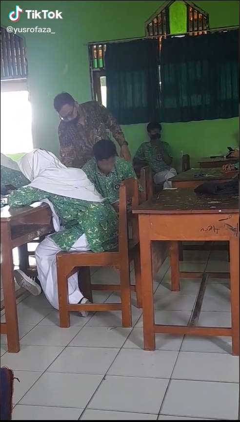 Ditegur Guru karena Main Game Saat Ujian, Siswa Ini Marah Pukul Pintu
