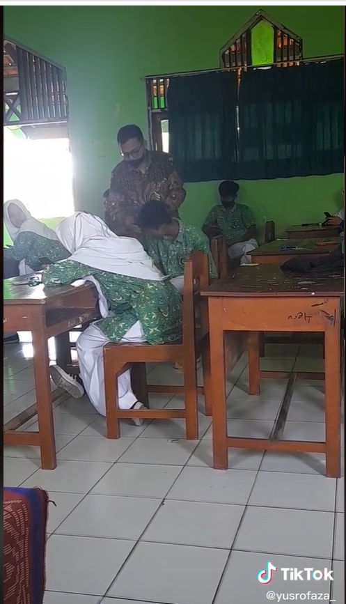 Ditegur Guru karena Main Game Saat Ujian, Siswa Ini Marah Pukul Pintu