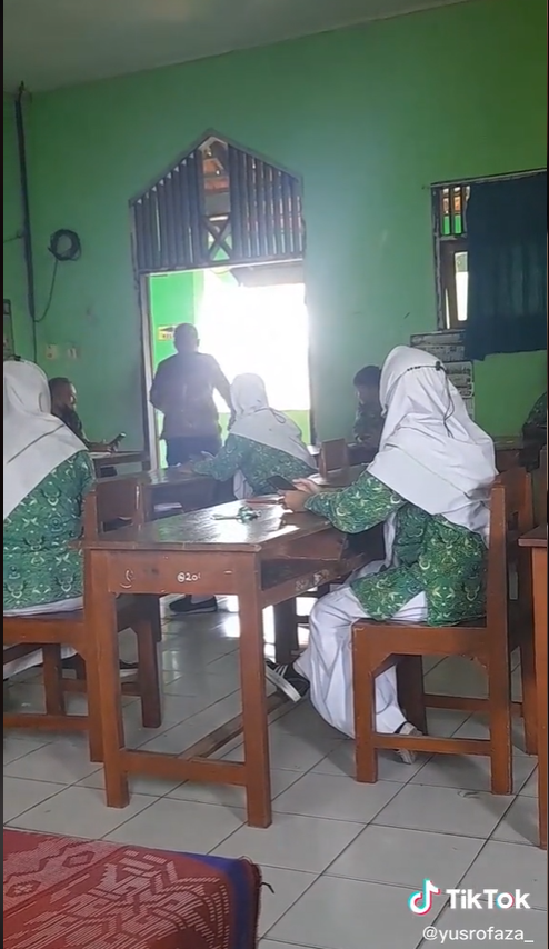 Ditegur Guru karena Main Game Saat Ujian, Siswa Ini Marah Pukul Pintu