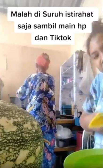 Dapat ibu mertua baik, bantu masak malah disuruh main TikTok