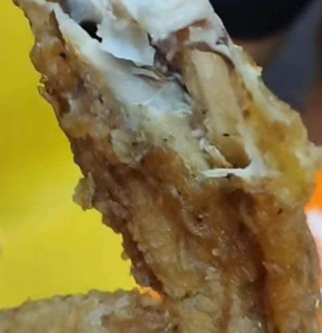 Baru makan setengah ayam goreng temukan belatung di dalamnya.
