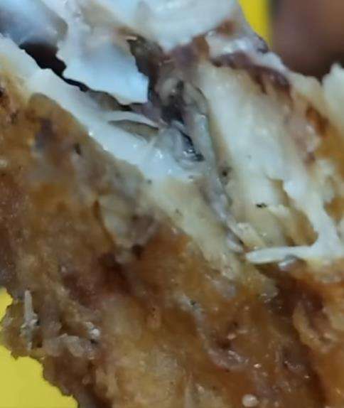 Baru makan setengah ayam goreng temukan belatung di dalamnya.