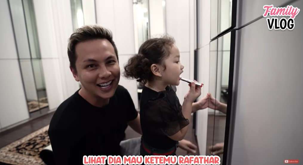 Andhika pergoki putrinya Dandan pakai lipstik