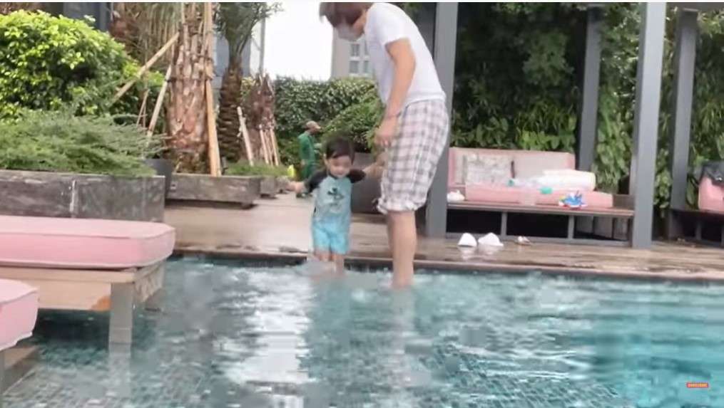 Persiapan Shaquille berenang