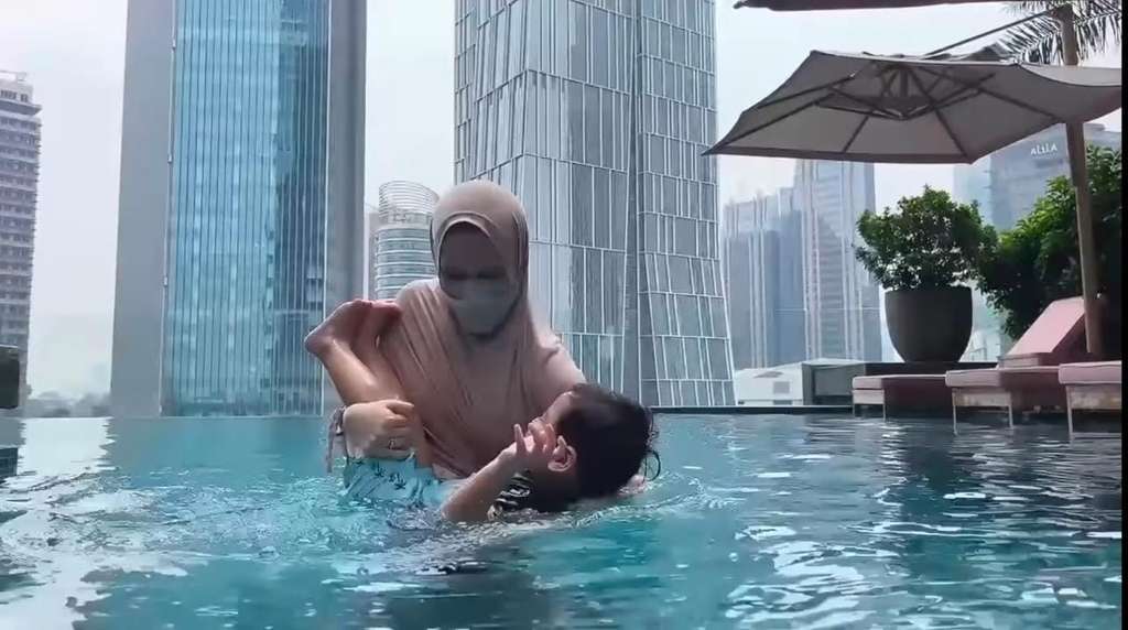 Shaquille berenang