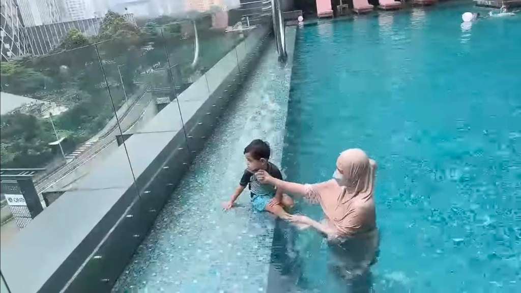 Shaquille berenang