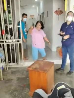 Tak Mau Pindah Rumah, Ibu Mertua Ini Usir Menantunya dengan Pisau Golok