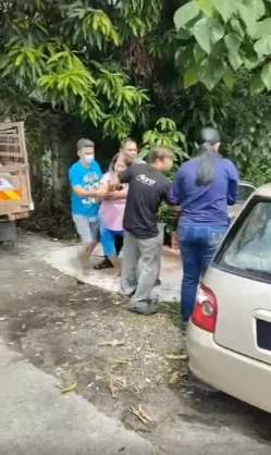 Tak Mau Pindah Rumah, Ibu Mertua Ini Usir Menantunya dengan Pisau Golok