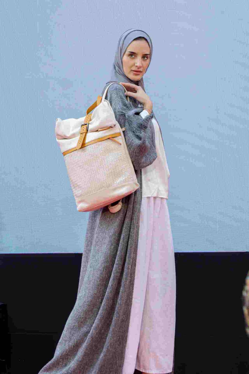 Koleksi Nuna Atelier dengan Tas dari Rorokenes