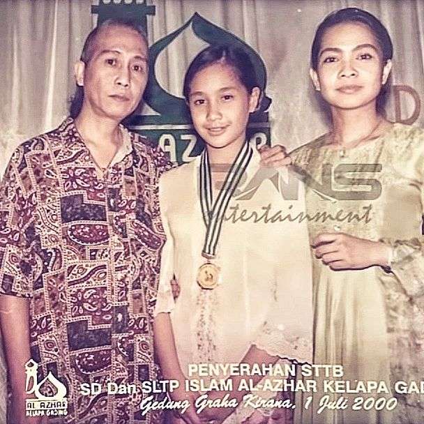 Nagita Slavina bersama kedua orangtuanya Nagita Slavina bersama kedua orangtuanya