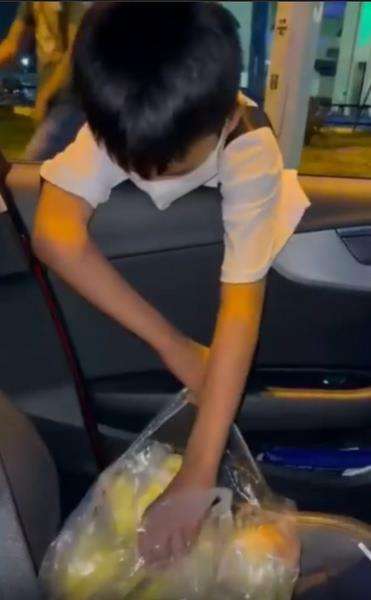 Sudah jam 11 malam bocah cilik masih jualan mangga.