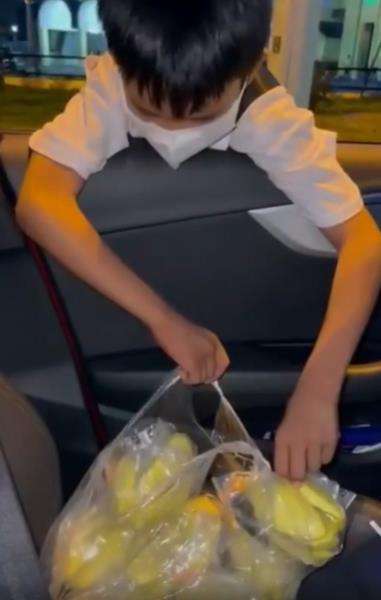 Sudah jam 11 malam bocah cilik masih jualan mangga.