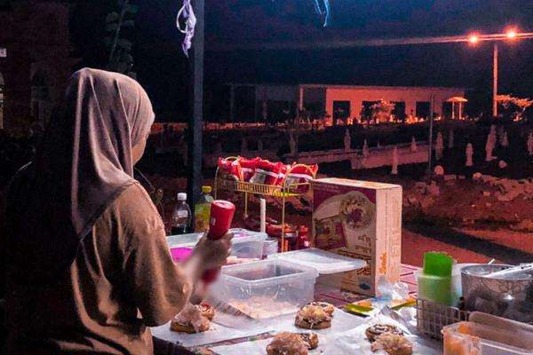 Seram, buka warung persis depan kuburan.