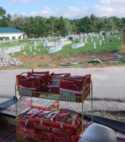 Seram, buka warung persis depan kuburan.