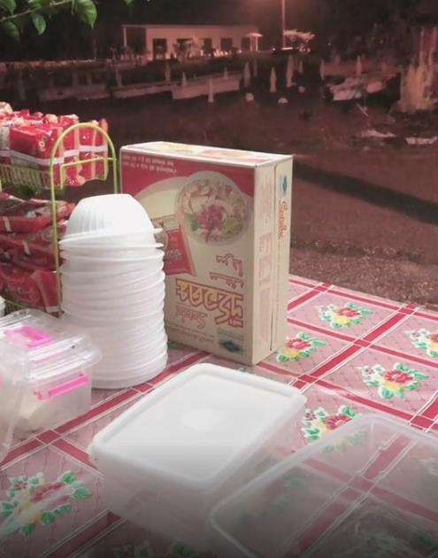 Seram, buka warung persis depan kuburan.