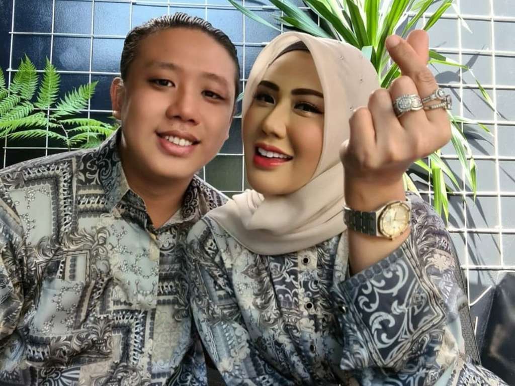 Rey Utami dan suami Pablo Benua