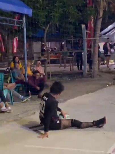 Aksi gemulai pemain voli pria bikin penonton ngakak terus.