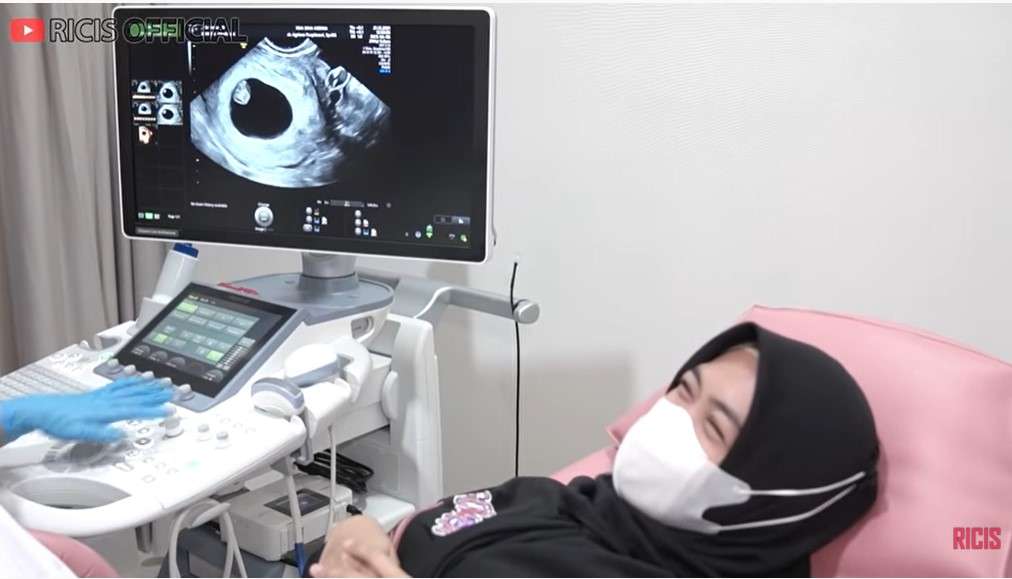 Ria Ricis cek kandungan