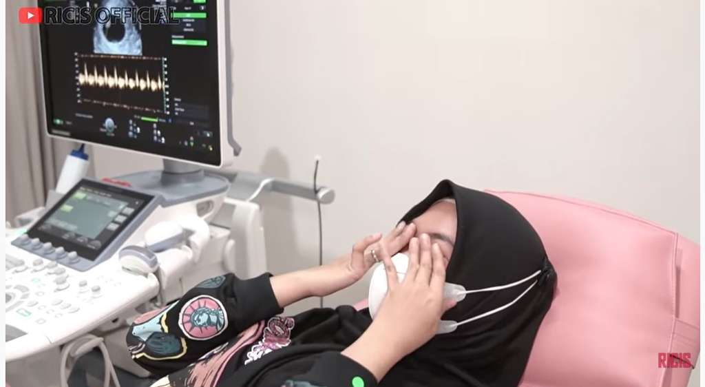 Ria Ricis cek kandungan