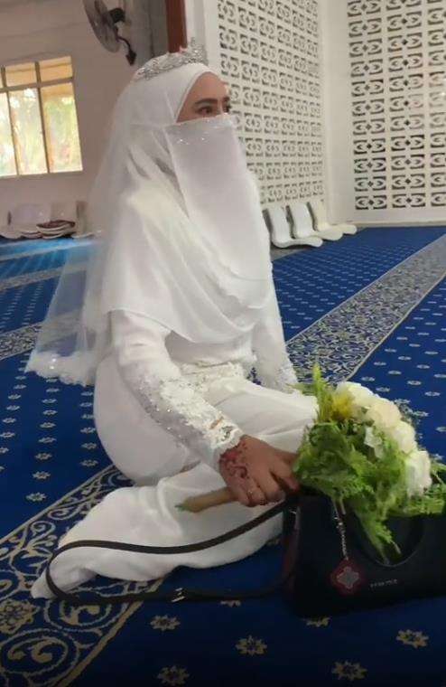 Ibu menikah dengan suami baru yang ternyata teman SD putrinya.