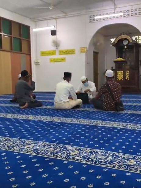 Ibu menikah dengan suami baru yang ternyata teman SD putrinya.