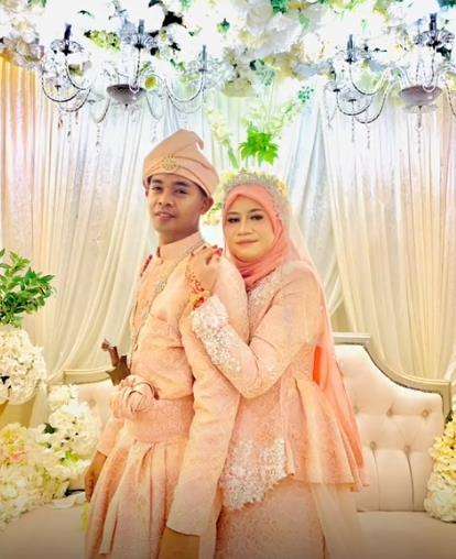 Ibu menikah dengan suami baru yang ternyata teman SD putrinya.