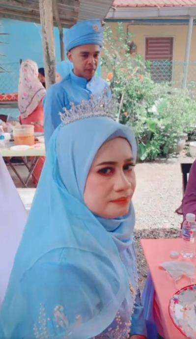 Ibu menikah dengan suami baru yang ternyata teman SD putrinya.