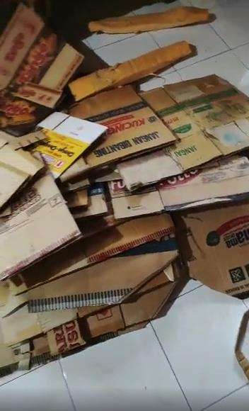 Beli sofa mahal isinya ternyata kardus semua.