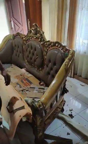Beli sofa mahal isinya ternyata kardus semua.