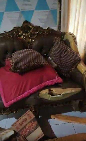Beli sofa mahal isinya ternyata kardus semua.