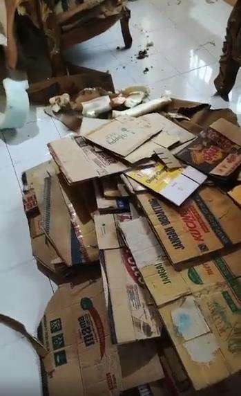 Beli sofa mahal isinya ternyata kardus semua.