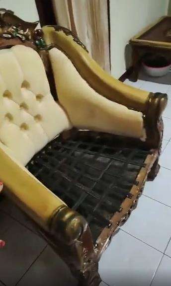 Beli sofa mahal isinya ternyata kardus semua.