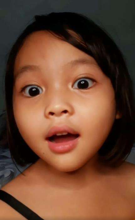 Aksi bocah cilik adukan klien cantik ayahnya ke ibunya.