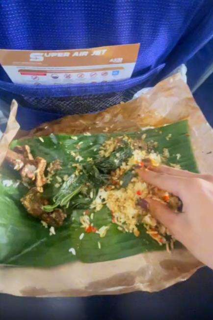 Heboh nekat makan nasi padang dalam pesawat.