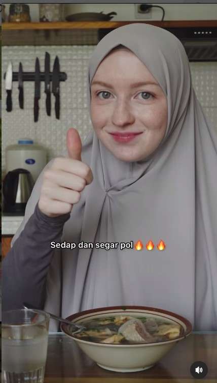 Makan bakso dengan petai