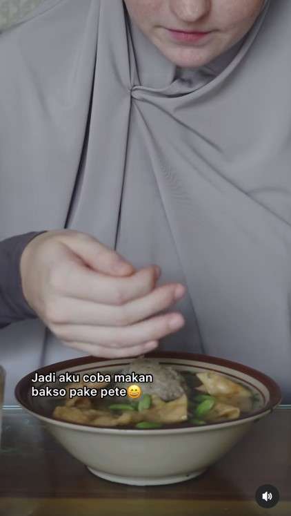 Makan bakso dengan petai