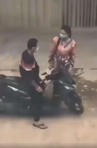 Suami luluhkan hati istri yang emosi.